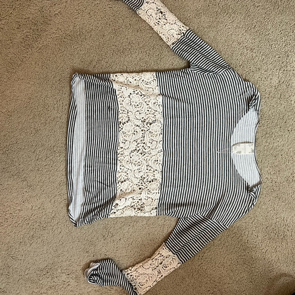 Blu pepper. Medium. Little snag in the front right side. Very soft material